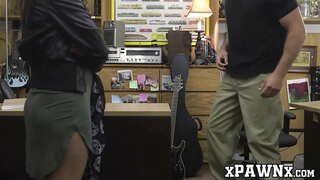 Kreivi babe pėstininkai savo gitara ir pūlingas