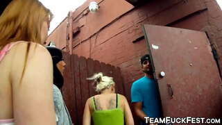 האָרני באָכער געץ צו באַרען פּאָרנסטאַרס