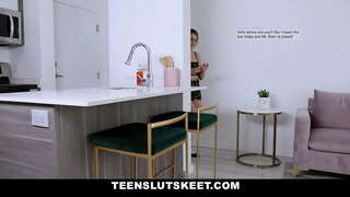 Babe Teen ligeann classmate fuck di mar mhalairt ar a tástála páipéir