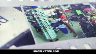 Млада плавуша ради у ноћној смени у продавници.Официр арестовал га за крађу извештаја о јутарње промени, и она признаје да је учинио то је 1 или 2 пута.Официр вади свој пенис и омогућава јој да је прогута.У одговору он лиже и јебе јој маца.