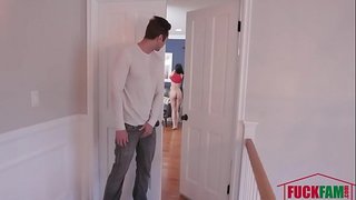 Squirts ផ្ទុកនៃជាដើមនៅលើ Stepsister&amp;#០៣៩;ប្រឈមមុខ-ដុមឆ្ងល់