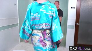 немирно милфа массирует тело момка и котрља око на његов велики штуке