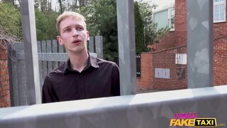 Feminino Fake Taxi morena pego xogando co seu bichano pola cara ao lado