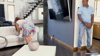 Mainty lehibe Akoho nahita fiadanam-po amin'ny sexy horny MILF