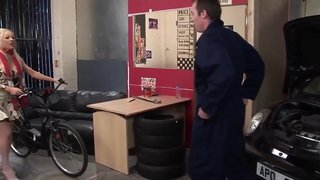 Cind troia slutty MILF ouni Sue bezuelt an der Natur mécht sech alles maachen