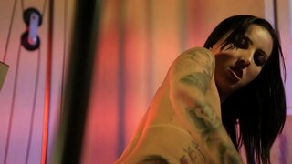 Catra קאַנווינסיז איר טריינער צו מאַכן די ווערקאַוט אַ ביסל מער וואַרעם