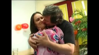 Kräftiges Mädchen Jenny mit großen natürlichen Titten bekommt schlug von hinten