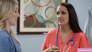 Dian blonde dochtúir ithe di busty altraí leispiach i pussy