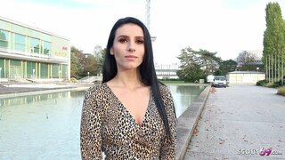 NIEMIECKI ZWIADOWCA - ŁADNA DZIEWCZYNA WRĘCZ KUSI NA SEKS NA UDAWANEJ PRACY MODELKI