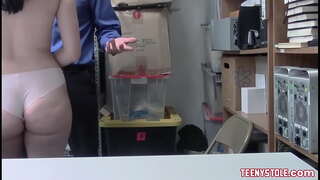 Zəhmli esmer ilə сиськами və valehedici попкой ağır sikilmiş olur ofisində ilə коррумпированным polis