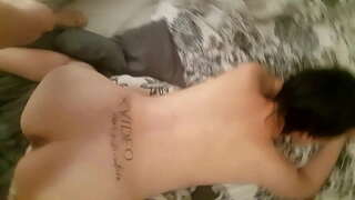 Сексуалды қыз өзінің кискасын мастурбациялайды