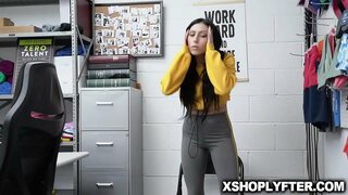 Bruneta teen Judy Jolie obtinerea pasarica ei strâmt romped extrem de pază din spate