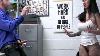 Шоплифтер приморао Лили Лане отсосать члан