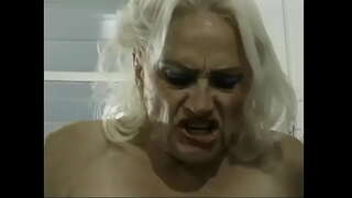 ���्रौढ Kathy जोन्स fucked नाही स्वयंपाकघर मध्ये दोन dudes