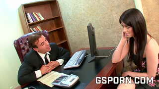 ברונטית סקסית המזכיר milf זיין קשה עם הפנים בהצטיינות