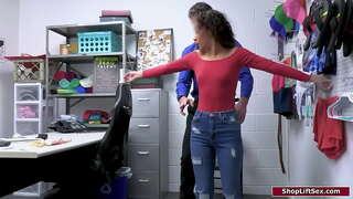 Латиноамериканка көллият менән бәләкәй генә урлашыу тотоп алыусан, нескә бармаҡтары уның киску һәм ауыҙ ҡыуышлығы һәм обыск һәм офицер задница үткәрелә.Анал һәм ул уны эшләргә мәжбүр итә уны трахать ул blow job