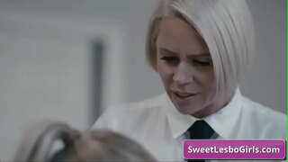 Pazi poredna milf lesbos, ki uživajo globoko v rit in muco naznanitev za dolgotrajno vrhunec v pisarni