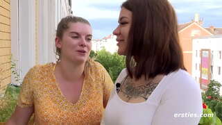 ���ોફાની કલાપ્રેમી લેસ્બિયન્સ તે દરમ્યાન ઘર 