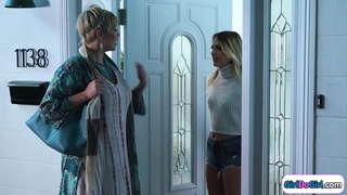 בלונדינית להתחבר עם stepsis שלה דרך בינוני milf מפותחת.הם מתנשקים והמדיום מעוטר.הציצים הקטנים בייב facesits עם הכוס המגולח שלה